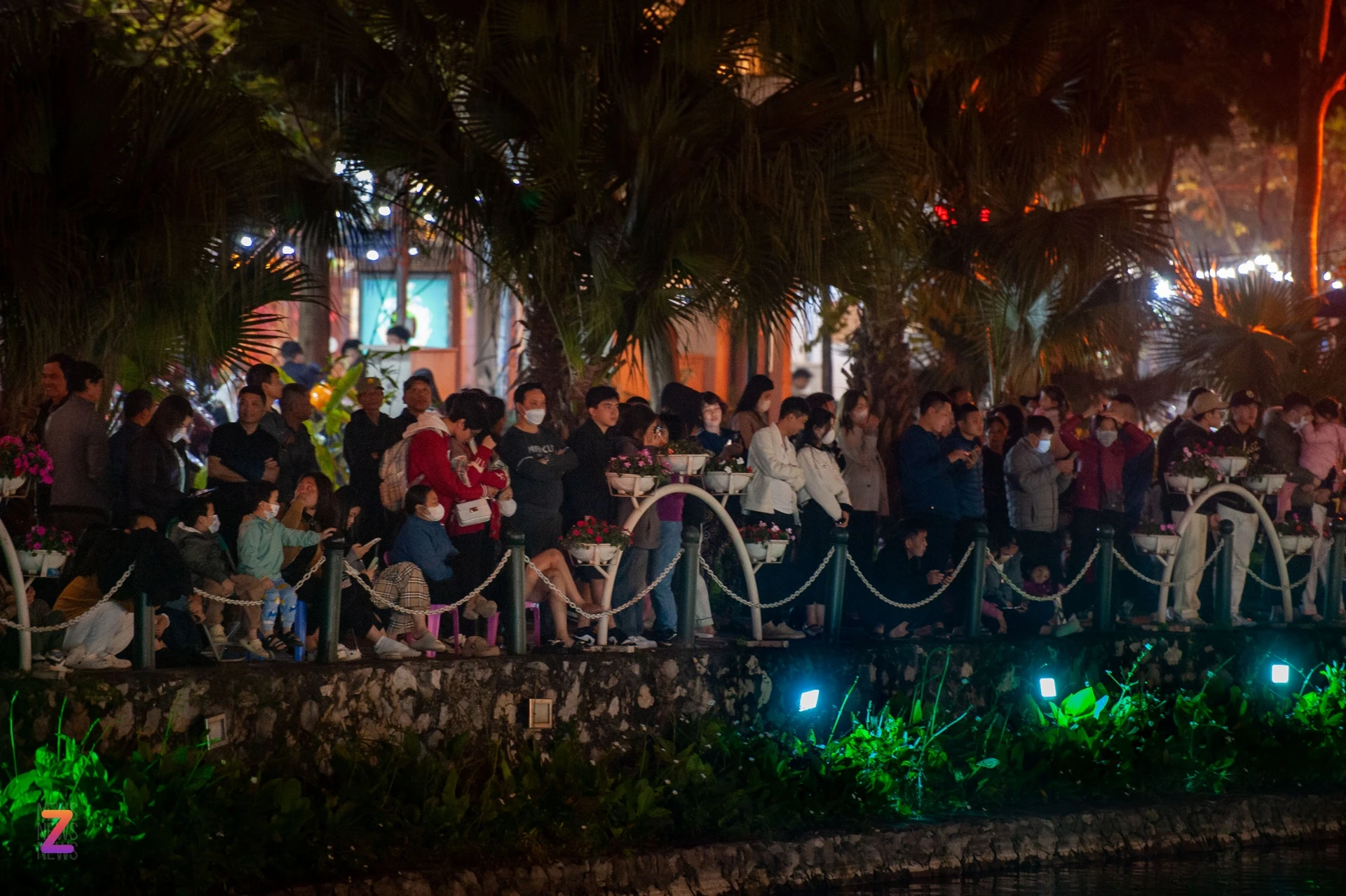 nguoi dan doi mua de xem trinh dien drone o ho tay 1