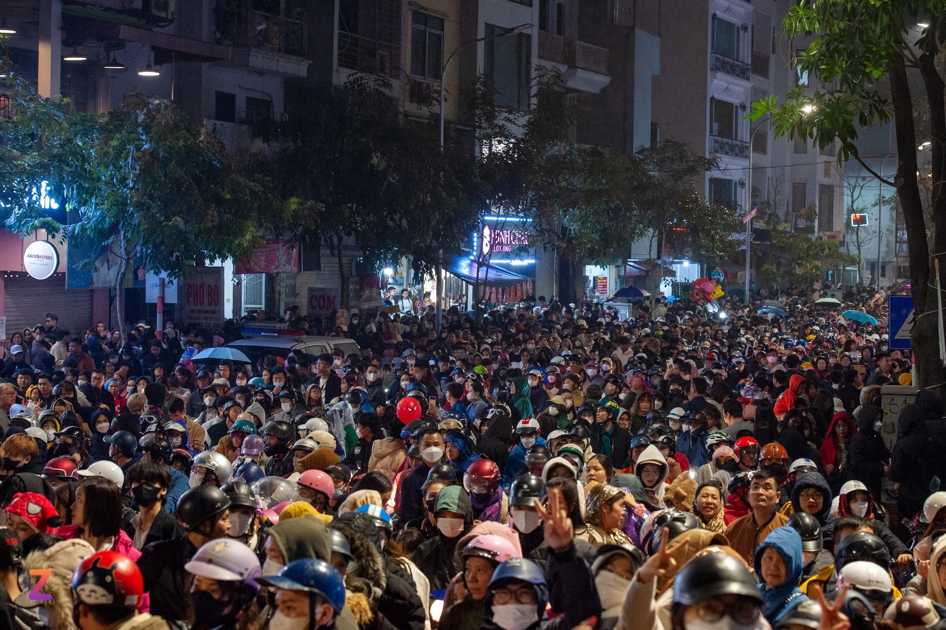 nguoi dan doi mua de xem trinh dien drone o ho tay 10