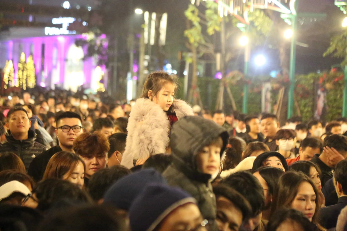 nguoi dan doi mua de xem trinh dien drone o ho tay 11