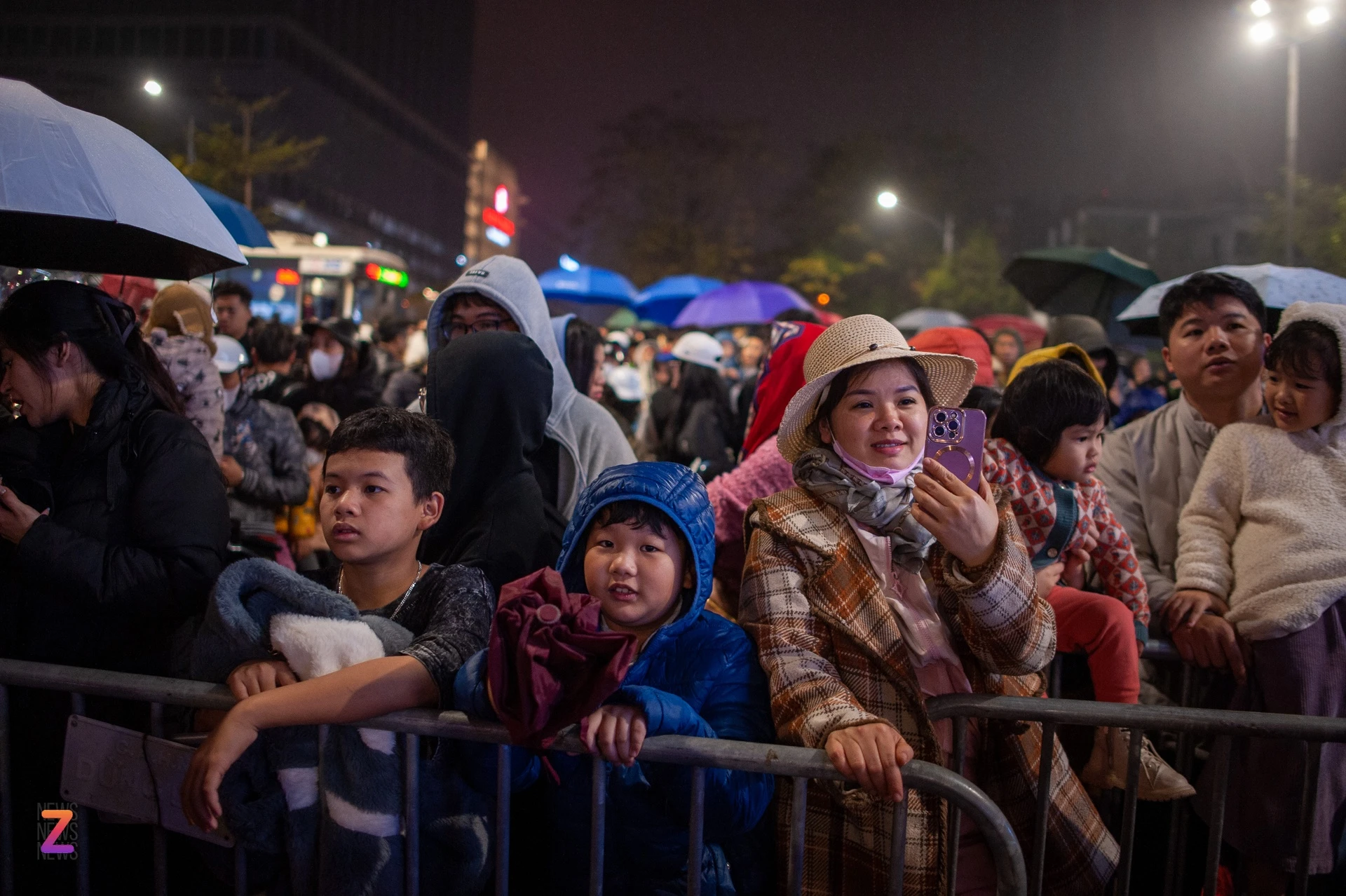 nguoi dan doi mua de xem trinh dien drone o ho tay 3