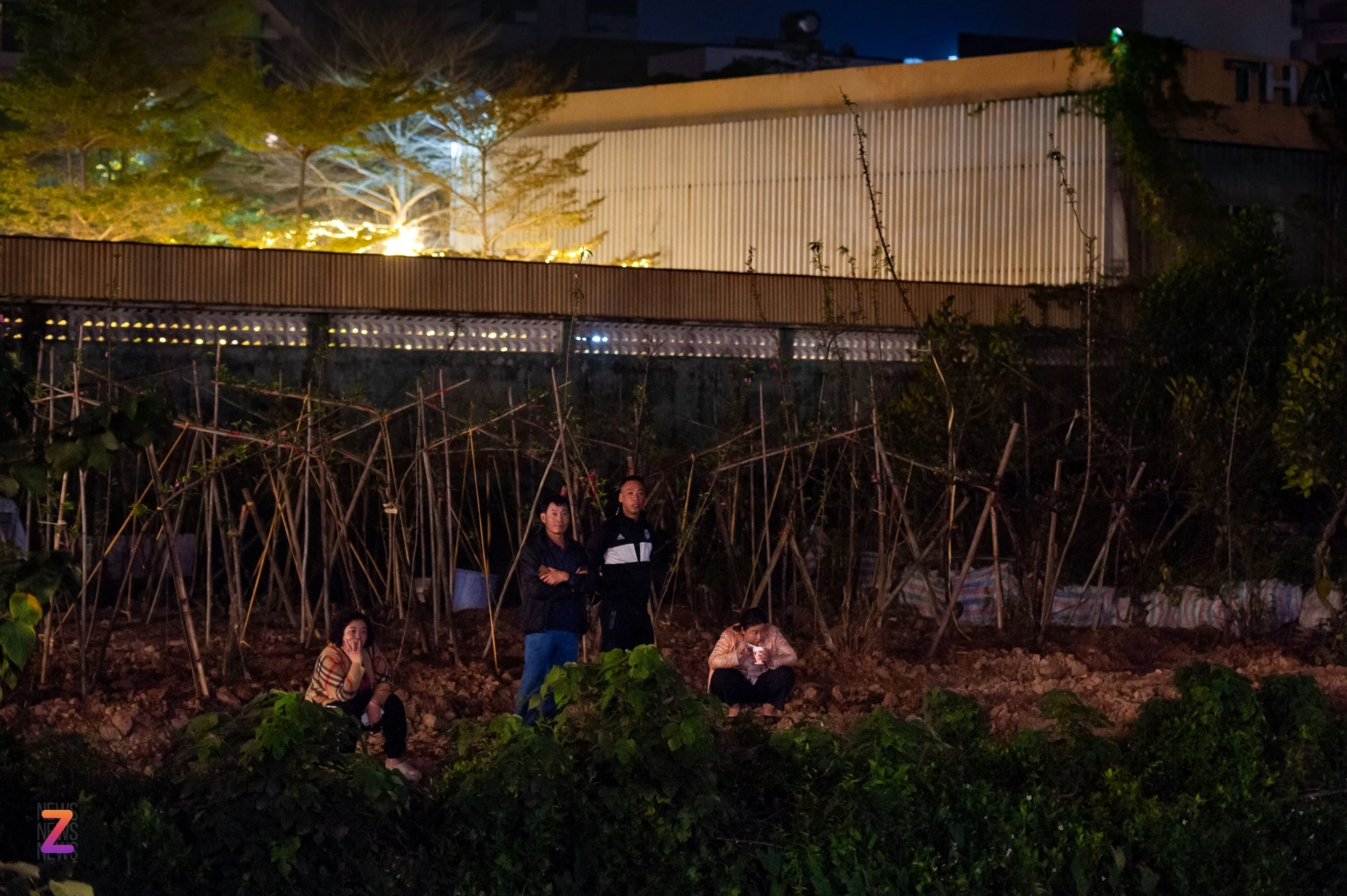 nguoi dan doi mua de xem trinh dien drone o ho tay 4