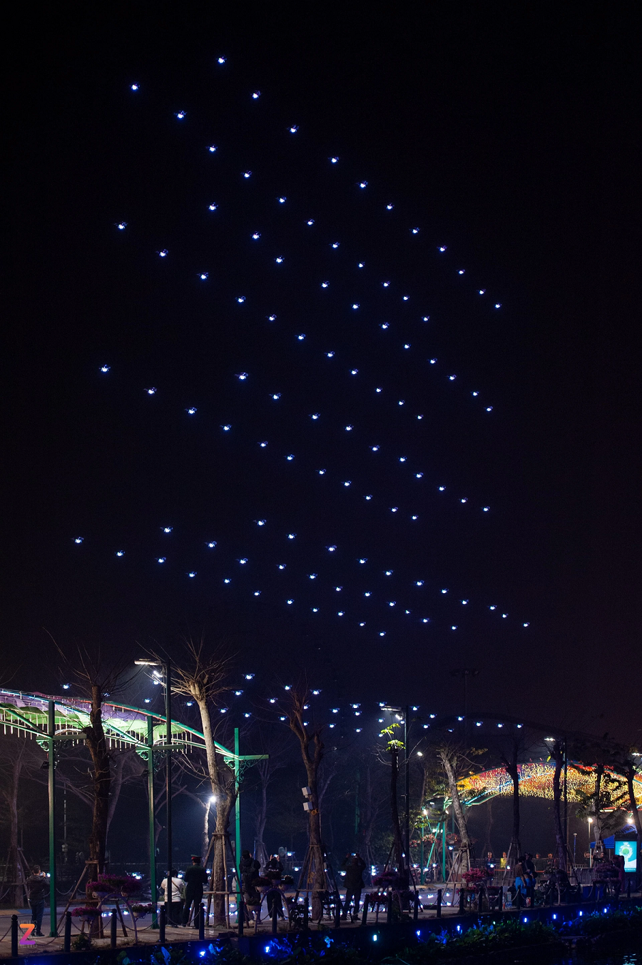 nguoi dan doi mua de xem trinh dien drone o ho tay 5