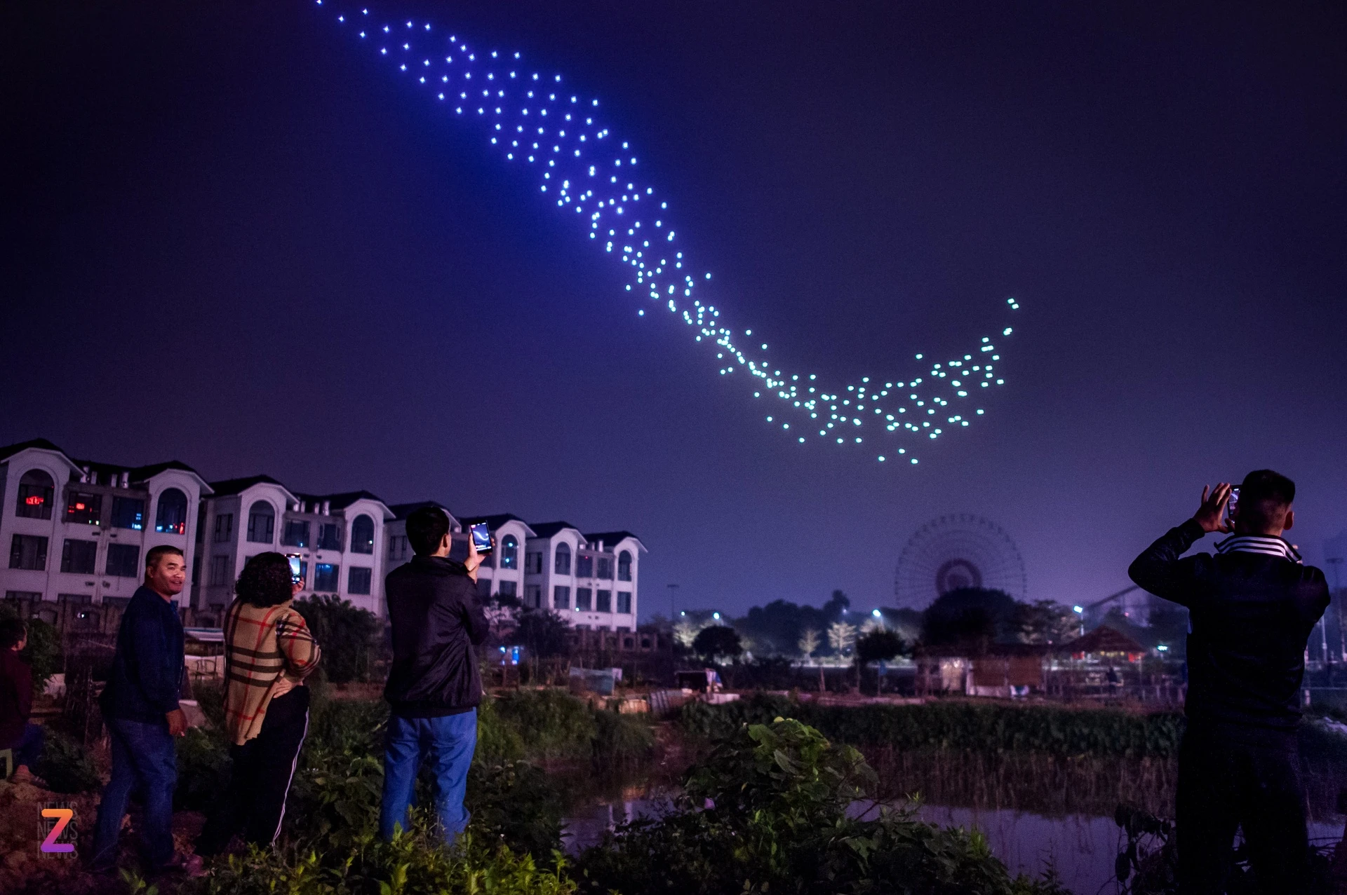 nguoi dan doi mua de xem trinh dien drone o ho tay 6