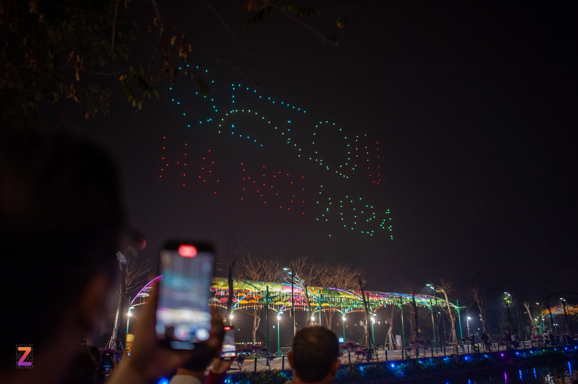 nguoi dan doi mua de xem trinh dien drone o ho tay 7