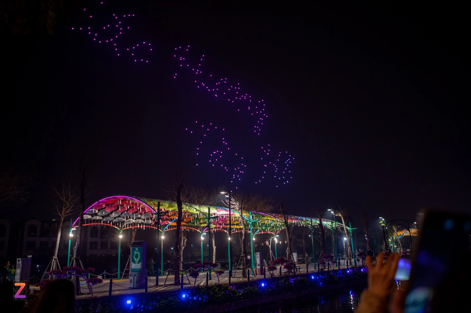 nguoi dan doi mua de xem trinh dien drone o ho tay 8