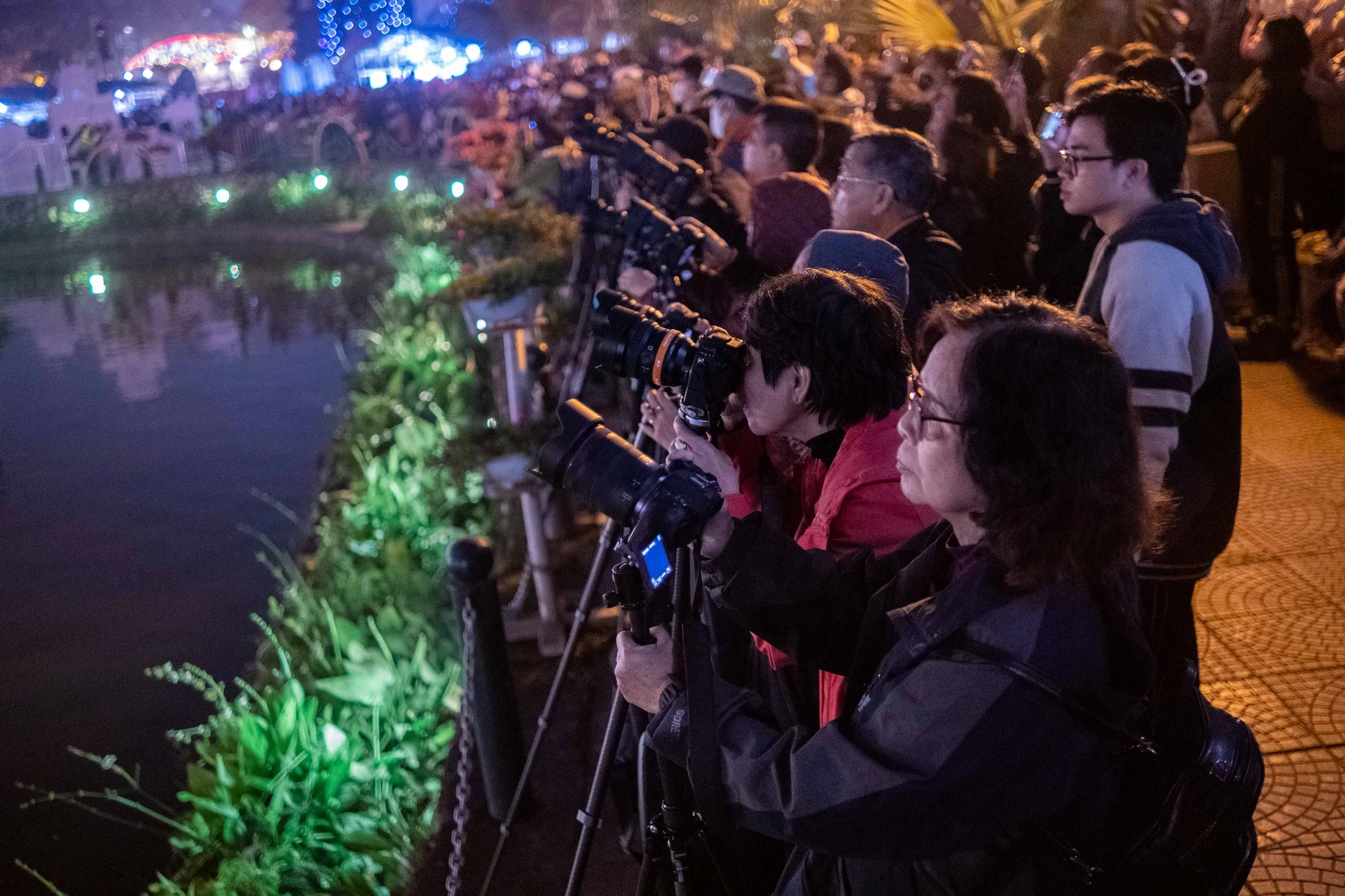 nguoi dan doi mua de xem trinh dien drone o ho tay 9