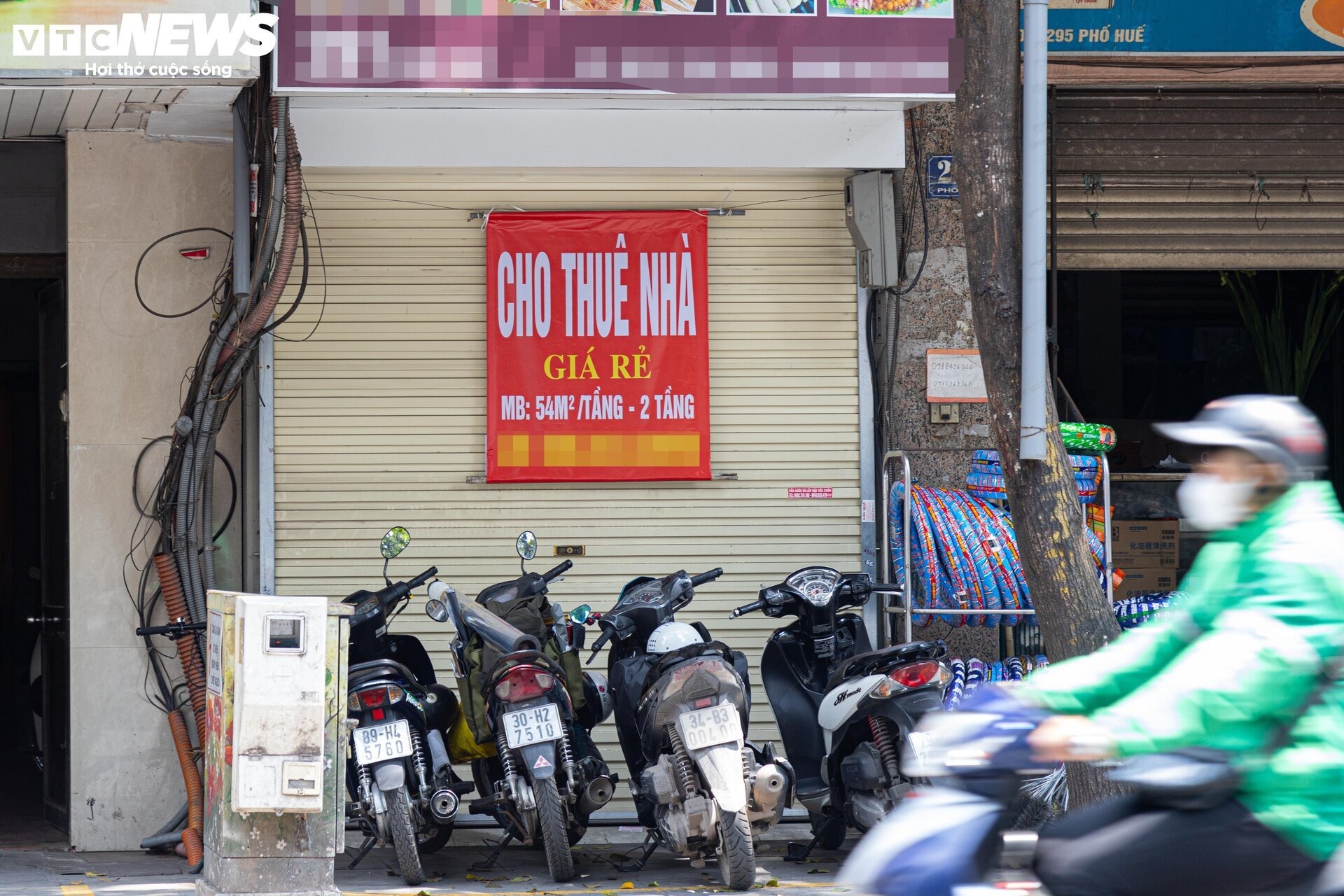 loat cua hang giua pho hue im lim dong cua chu nha ngong khach thue 4