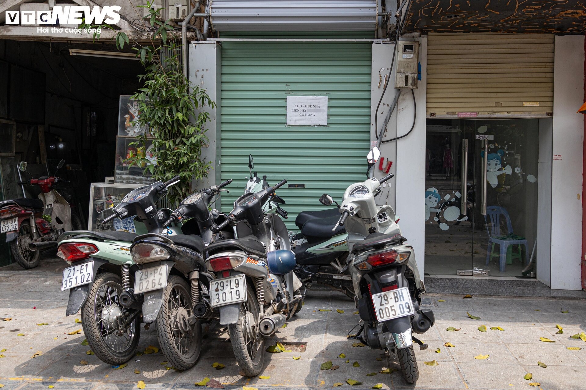 loat cua hang giua pho hue im lim dong cua chu nha ngong khach thue 6