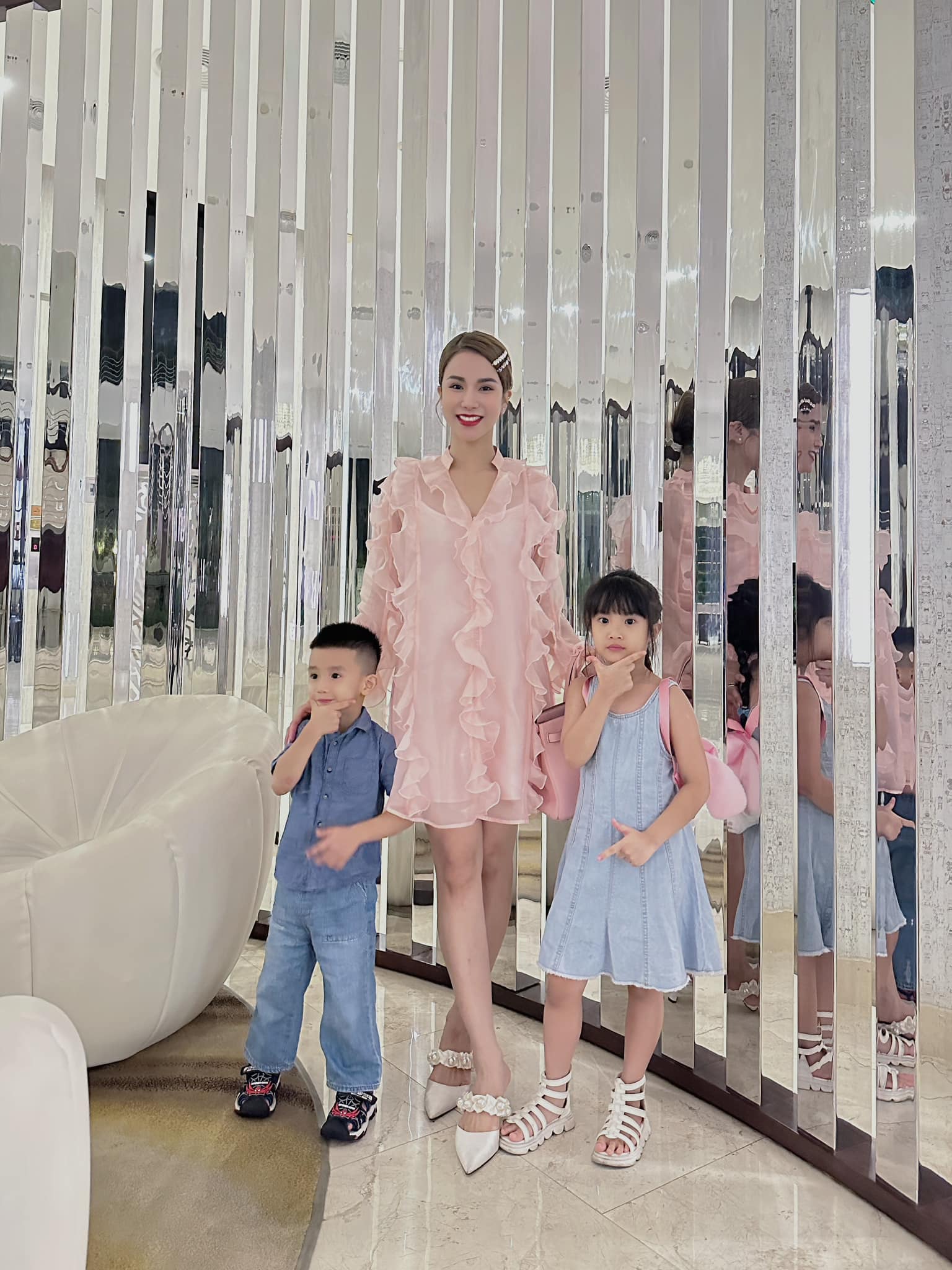 cuoc song vien man cua diep lam anh ben me va cac con hau ly hon chong thieu gia anh 3 cuoc song vien man cua diep lam anh ben me va cac con hau ly hon chong thieu gia anh 3