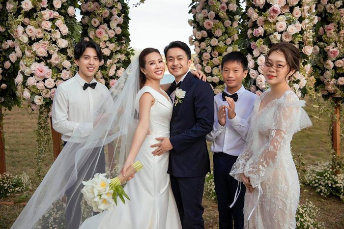 hoa hau thu hoai chinh thuc len tieng duong ai nay di voi tong tri sau 2 nam len xe hoa anh 2 hoa hau thu hoai chinh thuc len tieng duong ai nay di voi tong tri sau 2 nam len xe hoa anh 2