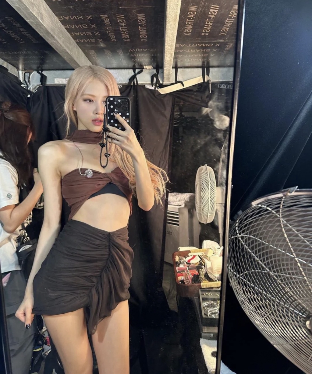 rose cung jisoo check in tai ha noi dang hinh goi cam va thich thu voi hoa fan tang dsp 2 rose cung jisoo check in tai ha noi dang hinh goi cam va thich thu voi hoa fan tang dsp 2