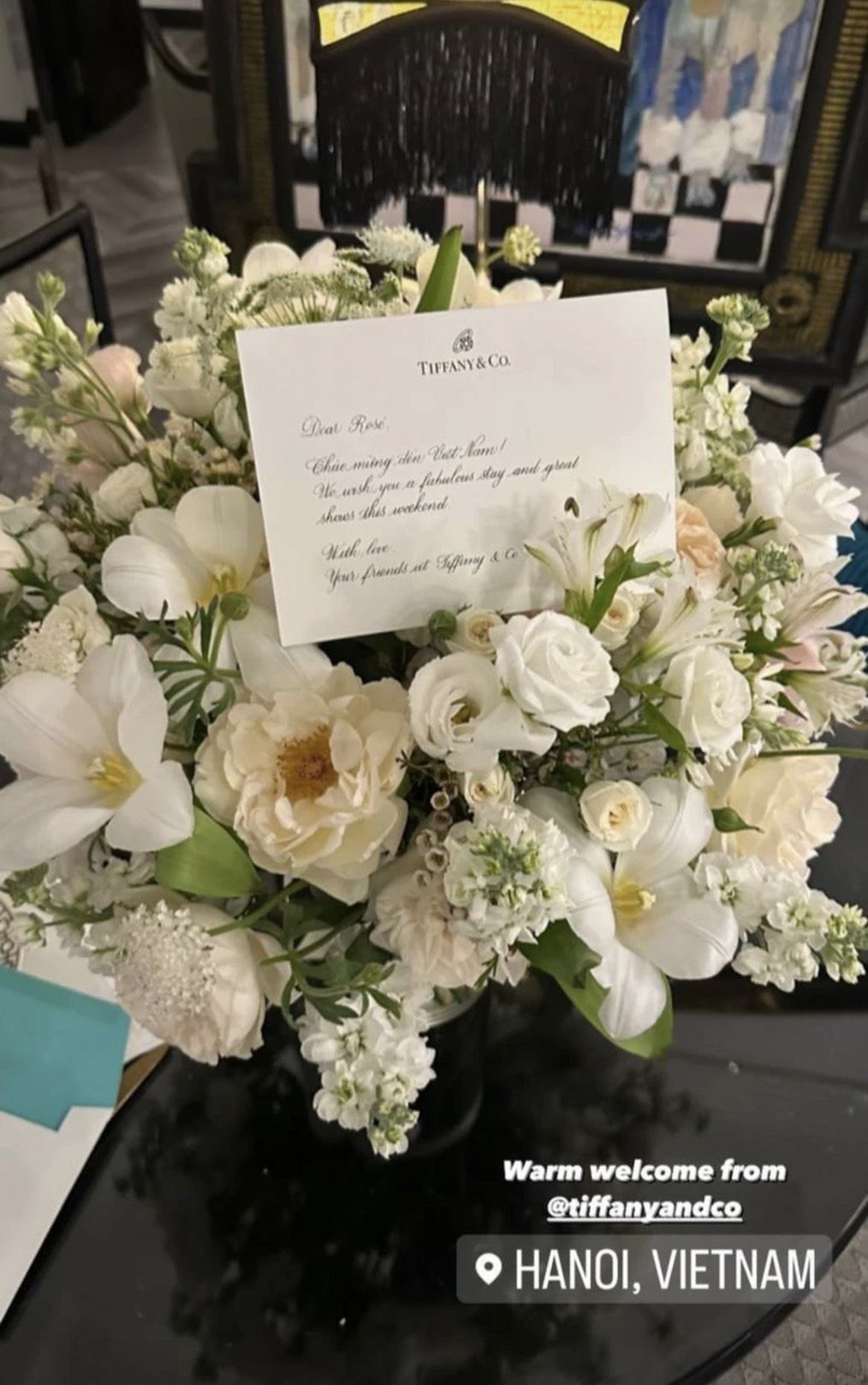 rose cung jisoo check in tai ha noi dang hinh goi cam va thich thu voi hoa fan tang dspl rose cung jisoo check in tai ha noi dang hinh goi cam va thich thu voi hoa fan tang dspl