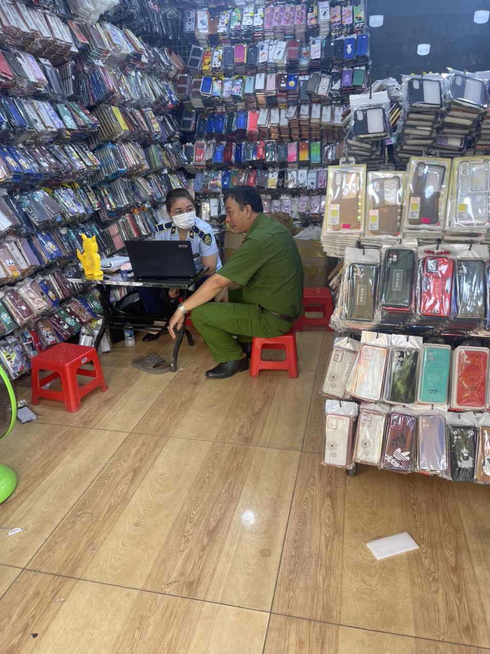 tp hcm tam giu hon 27 000 op lung mieng dan cuong luc dtdd khong ro nguon gocdspl3 tp hcm tam giu hon 27 000 op lung mieng dan cuong luc dtdd khong ro nguon gocdspl3