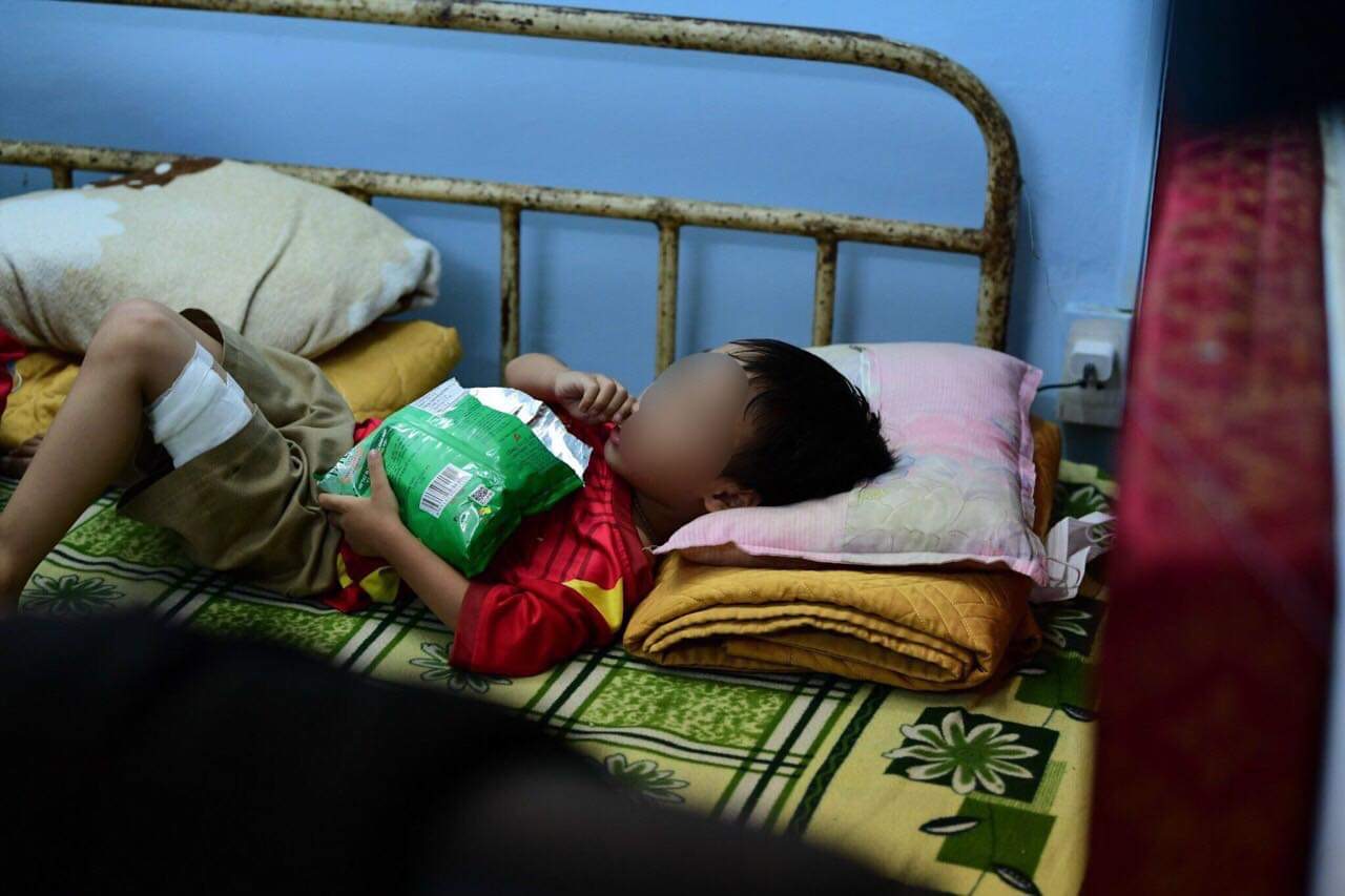 co dong vien nhi bi bong vi phao sang tren san hang day phai di cap cuu 1 co dong vien nhi bi bong vi phao sang tren san hang day phai di cap cuu 1