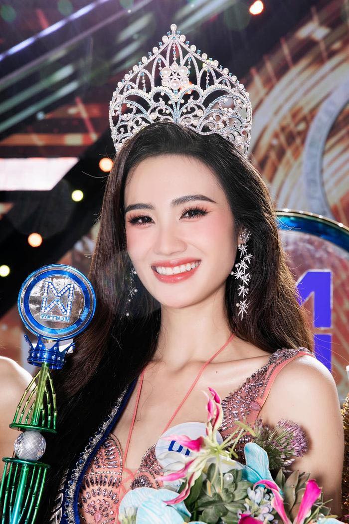 kinh ngu kim son uong tra sua tren san khau thoi trang de ca khia y nhi 3