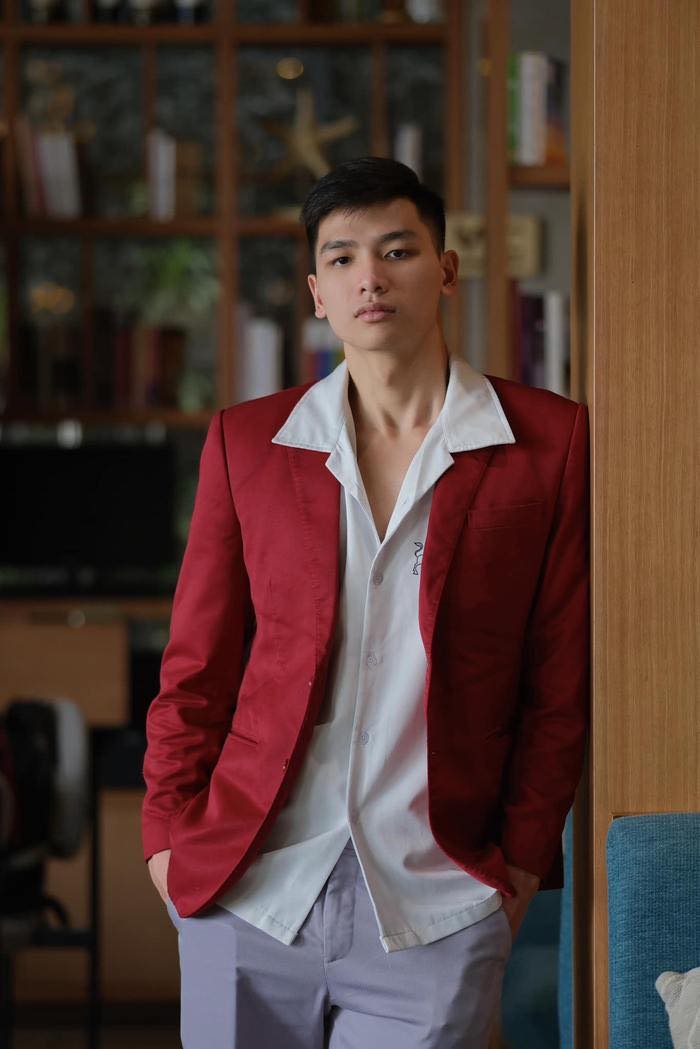 kinh ngu kim son uong tra sua tren san khau thoi trang de ca khia y nhi 4