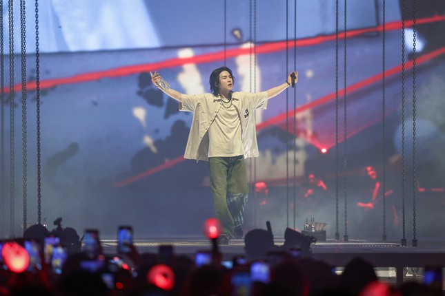 suga bat khoc nuc no trong concert nhac nho fan ve loi hua nam 2025 4 suga bat khoc nuc no trong concert nhac nho fan ve loi hua nam 2025 4