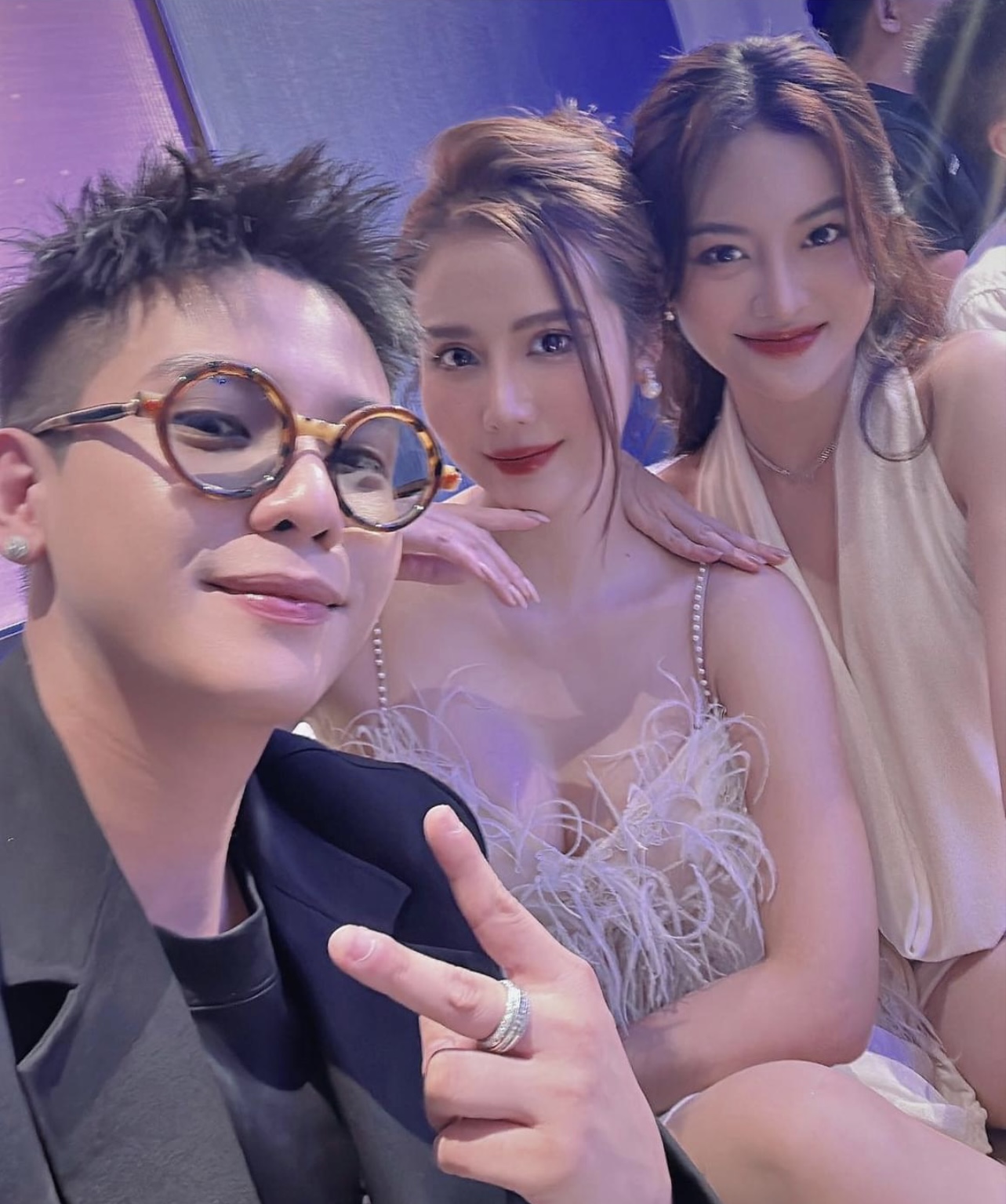 dong thai dang chu y cua huyen lizzie khi vuong tin hen ho voi sao nam kem tuoi 4 dong thai dang chu y cua huyen lizzie khi vuong tin hen ho voi sao nam kem tuoi 4