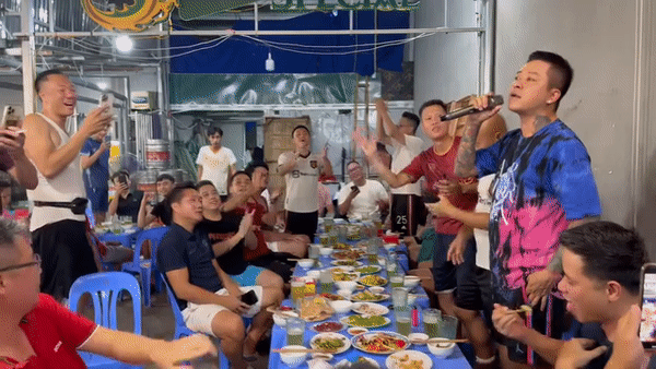 tuan hung ghi diem voi hanh dong danh cho nguoi ban hang rong khi hat tai quan nhau 1 tuan hung ghi diem voi hanh dong danh cho nguoi ban hang rong khi hat tai quan nhau 1
