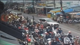 nhom nguoi di mo to nguoc chieu o pha cat lai da len cong an lam viec 1 nhom nguoi di mo to nguoc chieu o pha cat lai da len cong an lam viec 1