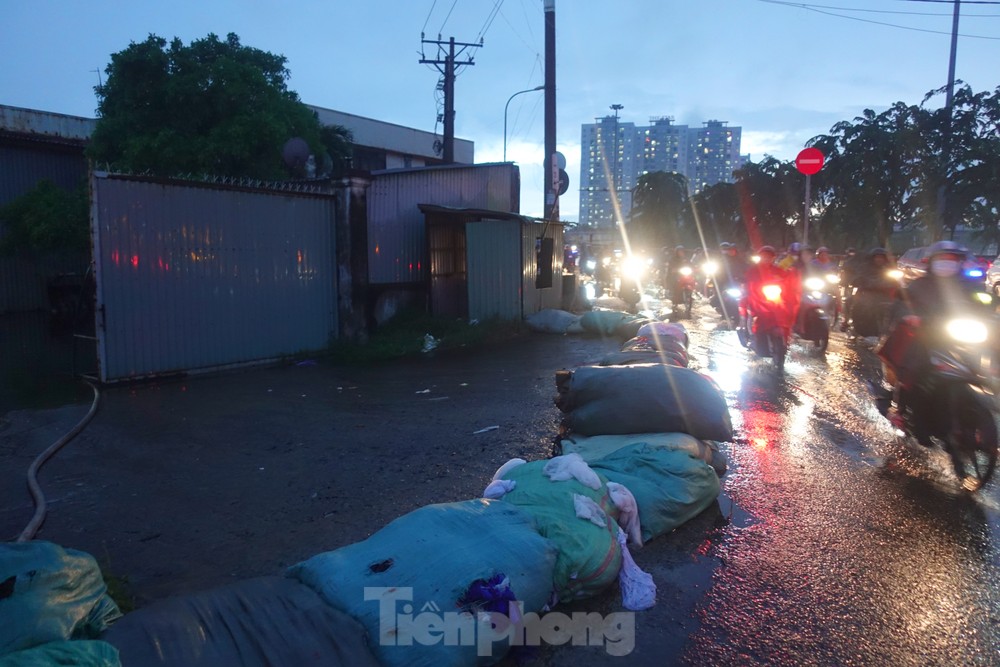 nguoi dan tp hcm khoc thet trong con mua khi ham chui tan tao that thu 9