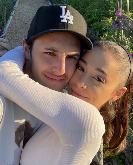 ariana grande de don ly hon sau 2 nam man nong 1 ariana grande de don ly hon sau 2 nam man nong 1