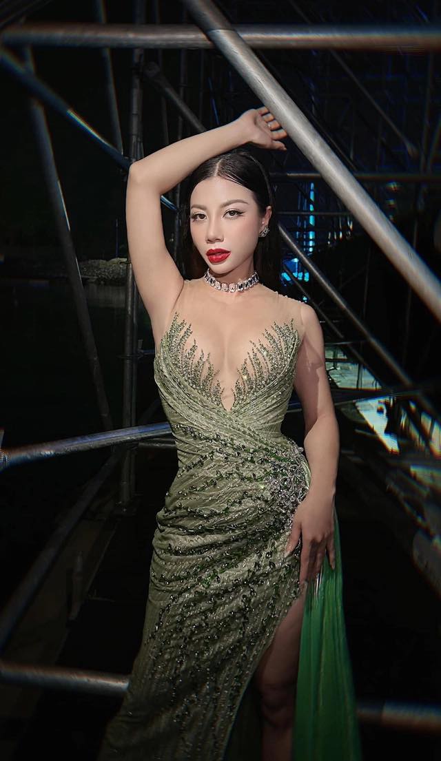sua thuy tinh ca si mat na de lo nhieu chi tiet cho thay ban than chinh la co gai vua an vua hat 2 sua thuy tinh ca si mat na de lo nhieu chi tiet cho thay ban than chinh la co gai vua an vua hat 2
