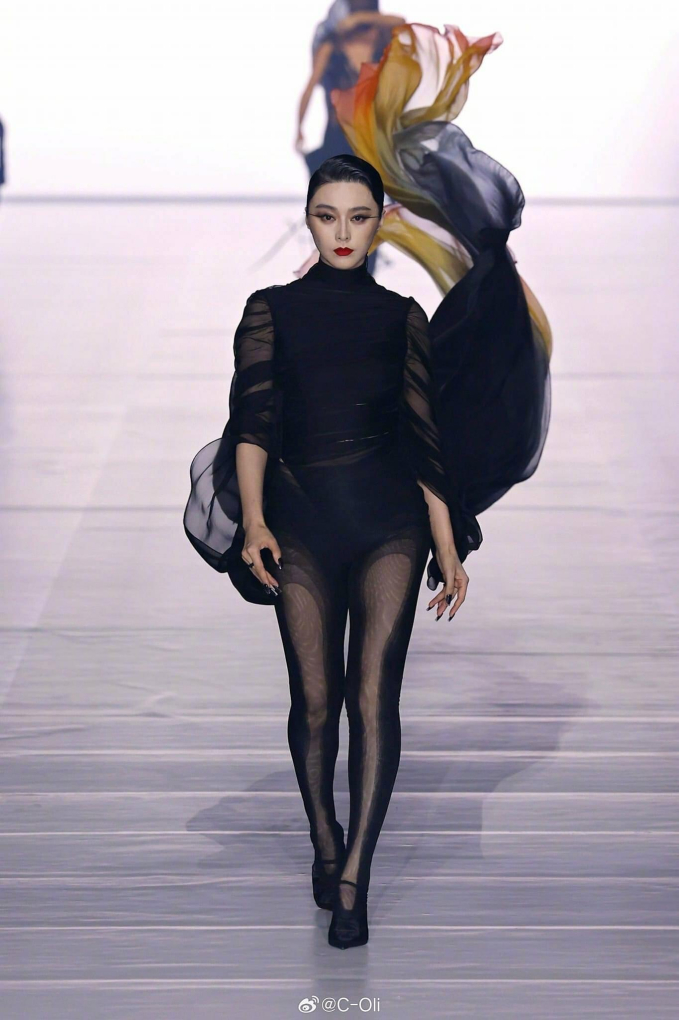 pham bang bang sai buoc tren san runway tai xuat paris fashion week 2 pham bang bang sai buoc tren san runway tai xuat paris fashion week 2