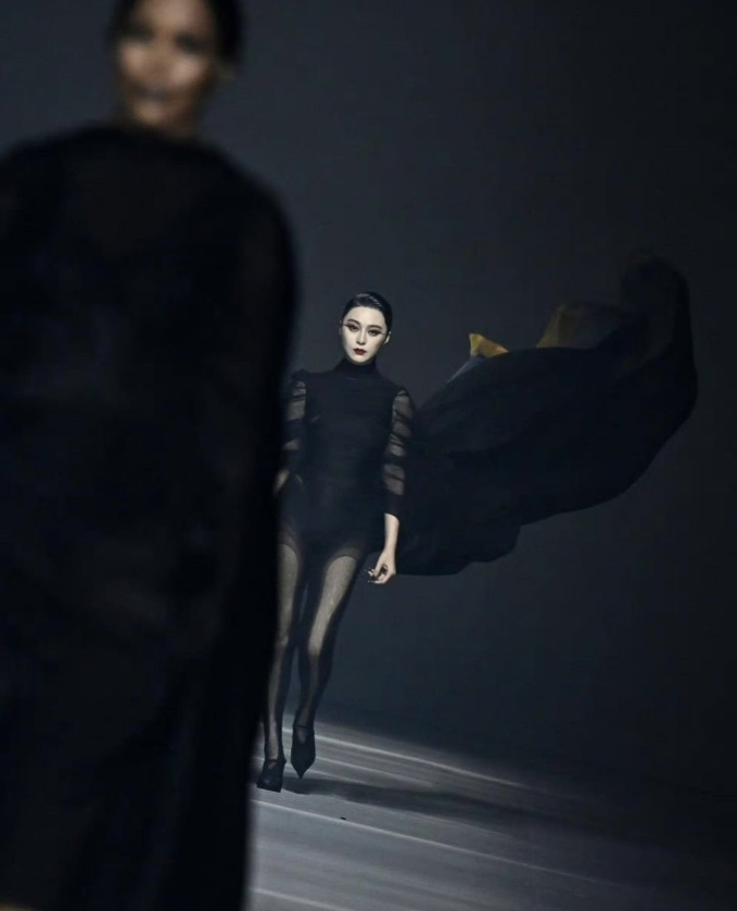 pham bang bang sai buoc tren san runway tai xuat paris fashion week 3 pham bang bang sai buoc tren san runway tai xuat paris fashion week 3