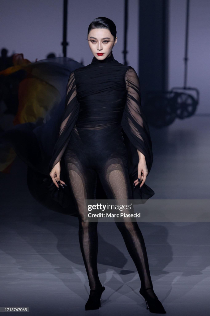 pham bang bang sai buoc tren san runway tai xuat paris fashion week 4 pham bang bang sai buoc tren san runway tai xuat paris fashion week 4