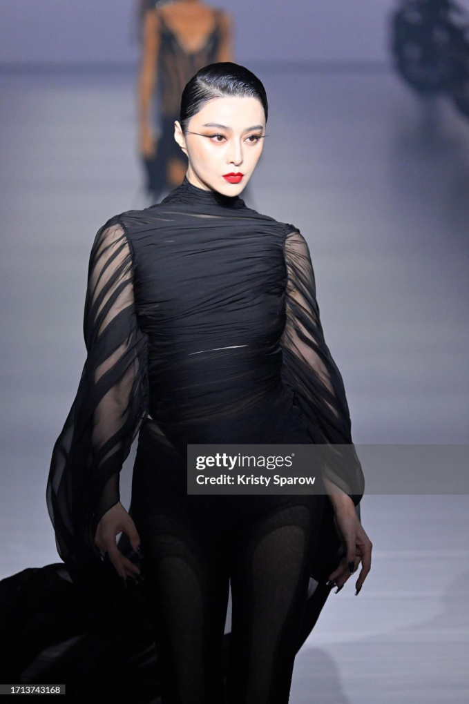 pham bang bang sai buoc tren san runway tai xuat paris fashion week 5 pham bang bang sai buoc tren san runway tai xuat paris fashion week 5