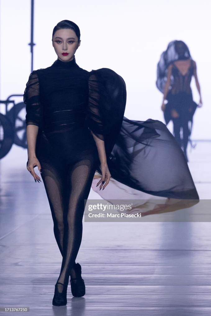 pham bang bang sai buoc tren san runway tai xuat paris fashion week 6 pham bang bang sai buoc tren san runway tai xuat paris fashion week 6