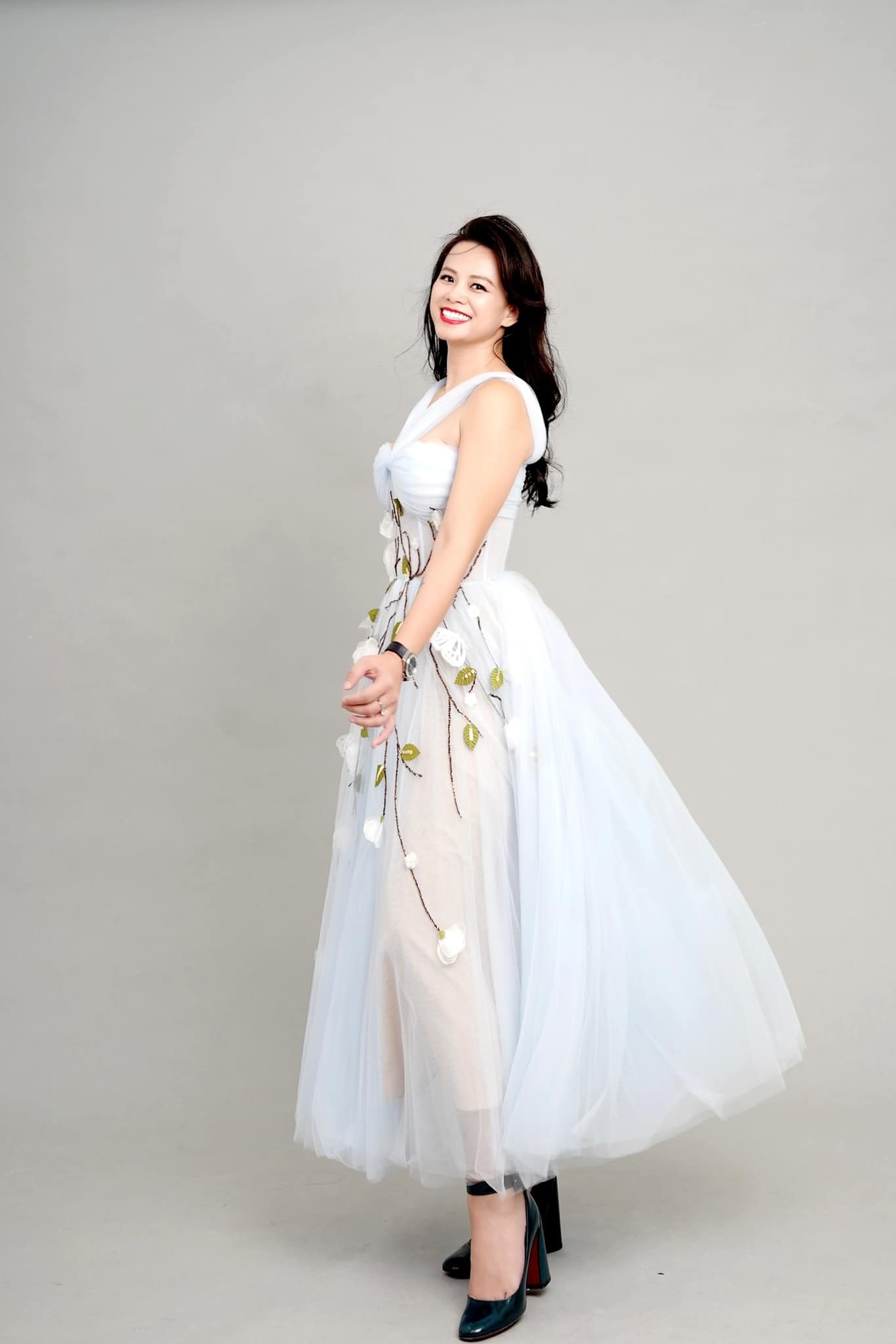 cong dong mang xon xao truoc loat anh dien vay xung xinh cua vo cu shark binh 1