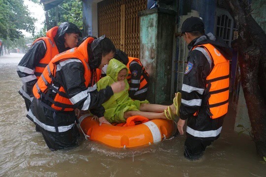 da nang cong an bo doi dam mua ung cuu dan vung tam lu 2 da nang cong an bo doi dam mua ung cuu dan vung tam lu 2