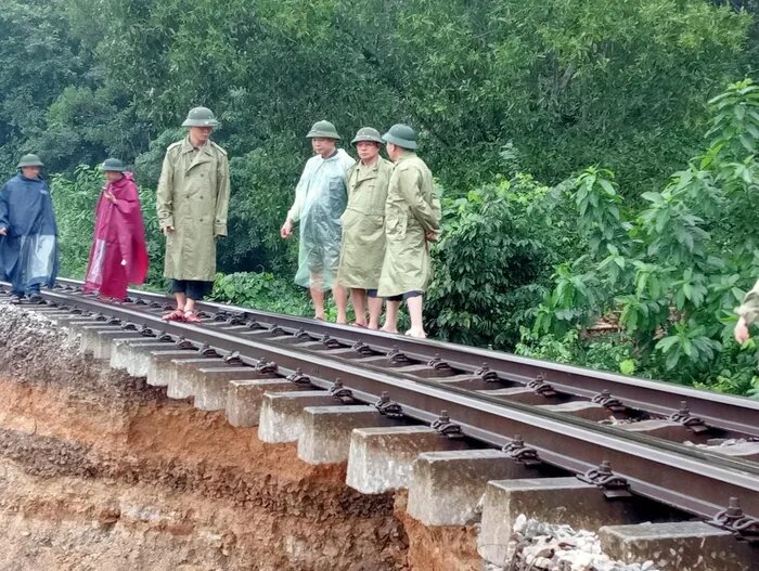 doan duong sat bac nam qua ha tinh treo lo lung vi sat lo nhieu doan tau phai dung cho 1 doan duong sat bac nam qua ha tinh treo lo lung vi sat lo nhieu doan tau phai dung cho 1