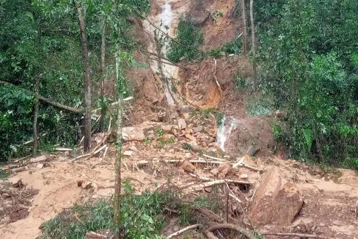 doan duong sat bac nam qua ha tinh treo lo lung vi sat lo nhieu doan tau phai dung cho 2 doan duong sat bac nam qua ha tinh treo lo lung vi sat lo nhieu doan tau phai dung cho 2