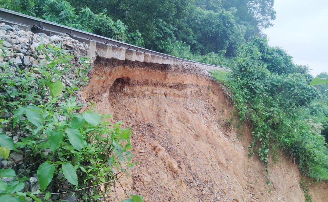 doan duong sat bac nam qua ha tinh treo lo lung vi sat lo nhieu doan tau phai dung cho doan duong sat bac nam qua ha tinh treo lo lung vi sat lo nhieu doan tau phai dung cho