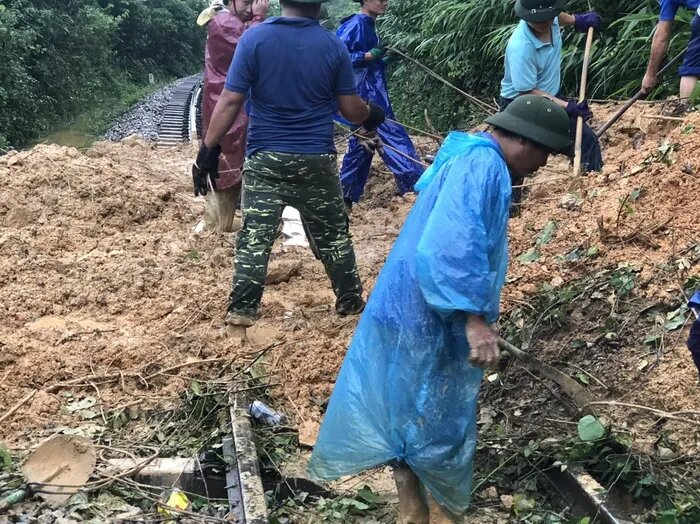 doan duong sat bac nam qua ha tinh treo lo lung vi sat lo nhieu doan tau phai dung cho doan duong sat bac nam qua ha tinh treo lo lung vi sat lo nhieu doan tau phai dung cho
