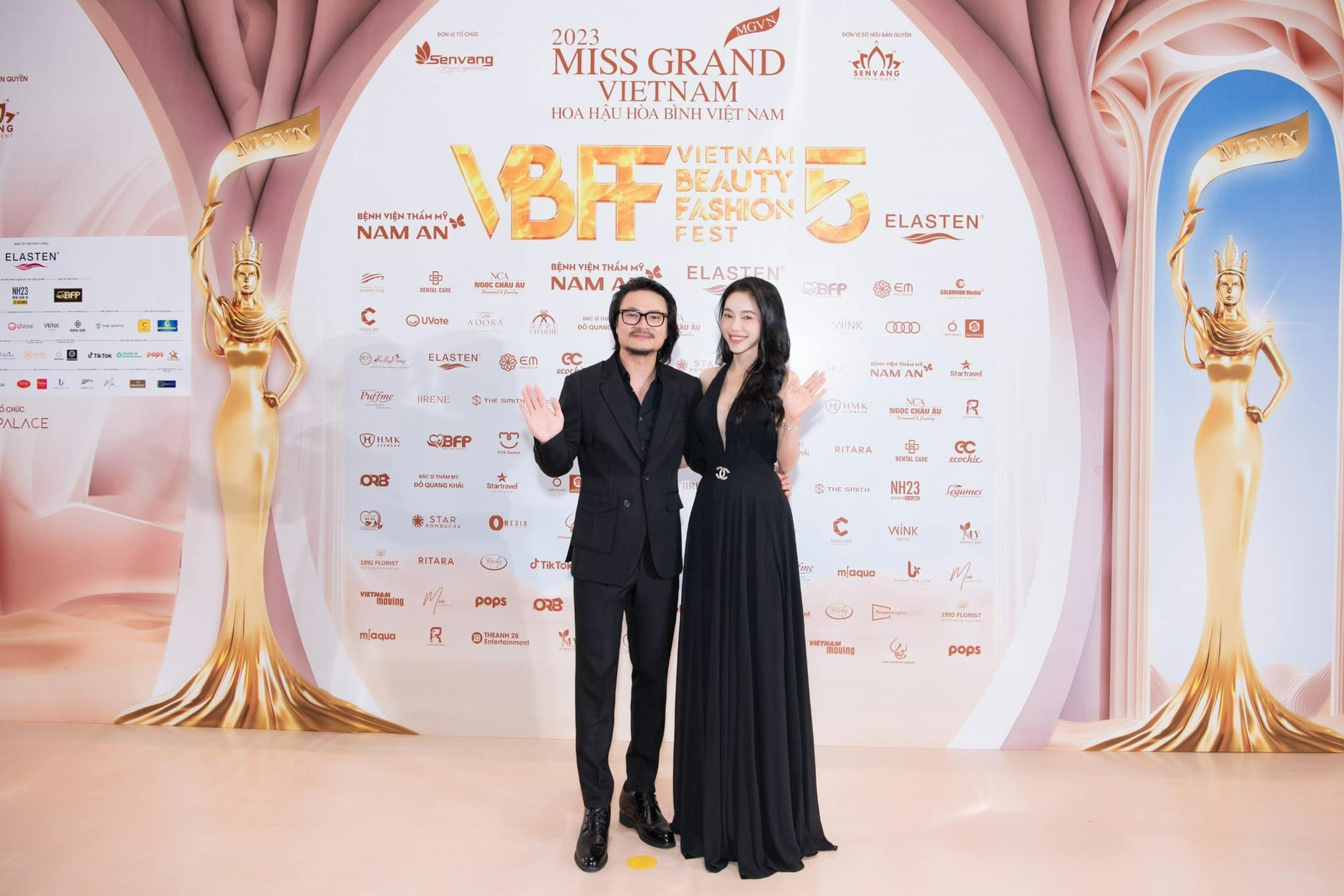 thoi trang doi dong dieu cua cap vo chong quyen luc dao dien hoang nhat nam va ceo pham kim dung thoi trang doi dong dieu cua cap vo chong quyen luc dao dien hoang nhat nam va ceo pham kim dung