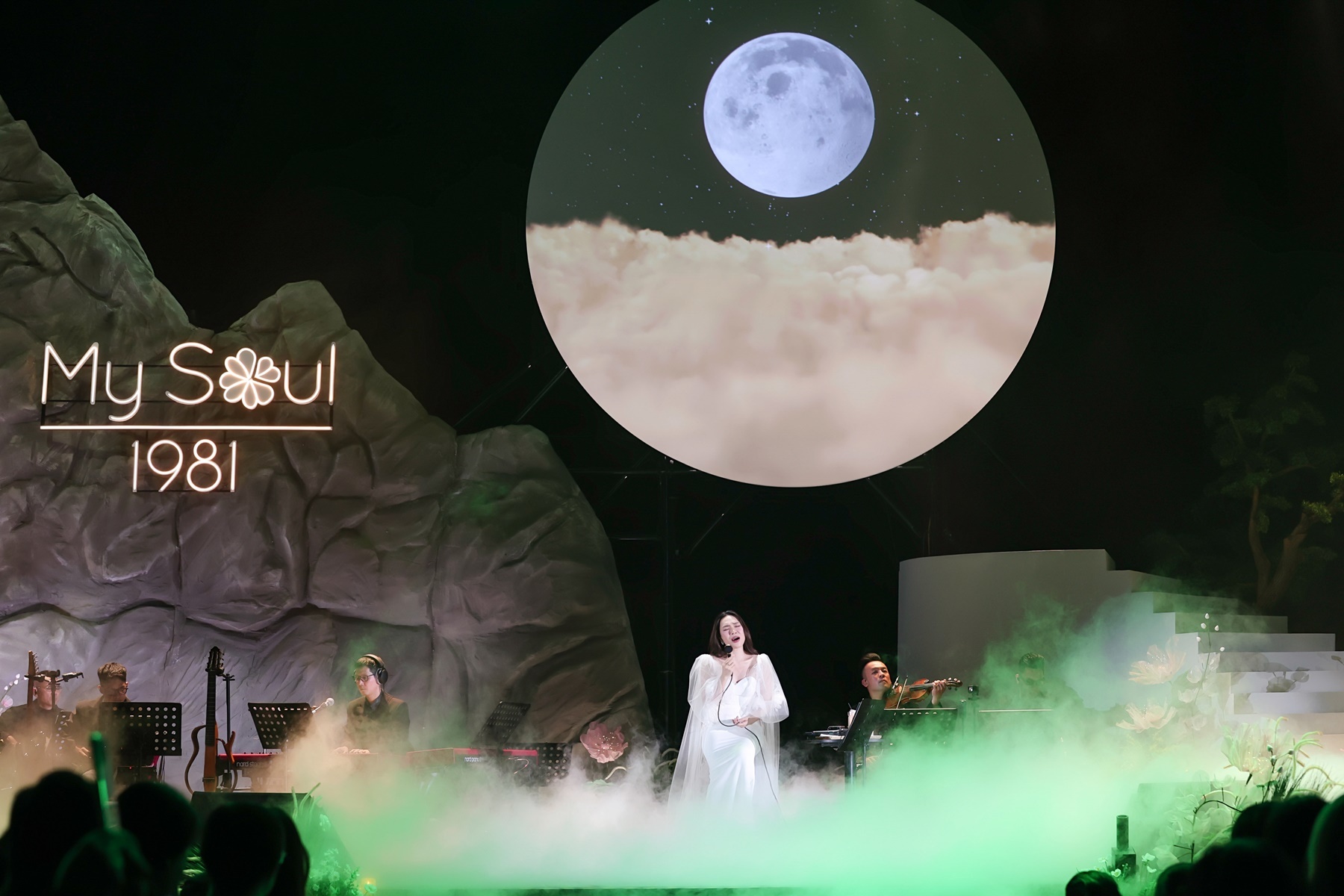 my tam khang dinh vi the trong liveshow my soul 1981 tai quang ninh 1 my tam khang dinh vi the trong liveshow my soul 1981 tai quang ninh 1