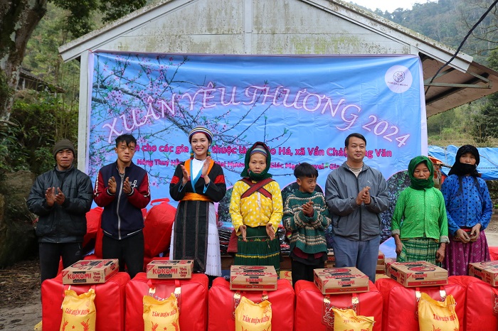 hoa hau nong thuy hang mang tet som den voi nguoi dan lang dia nguc 5