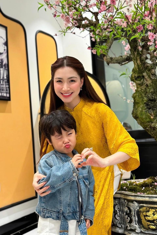 hoa minzy buon ba tiet lo con trai theo bo sang uc 2