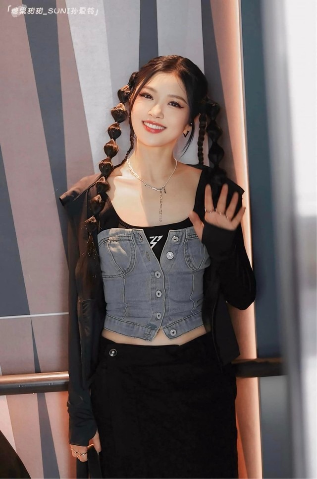 suni ha linh bi tom gon khi ghi hinh dap gio tai trung quoc 3