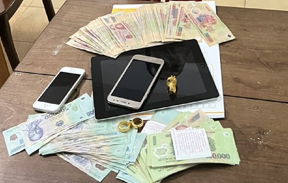 thieu no vo lay tien vang di cat giau roi tung tin nha bi trom dot nhap thieu no vo lay tien vang di cat giau roi tung tin nha bi trom dot nhap