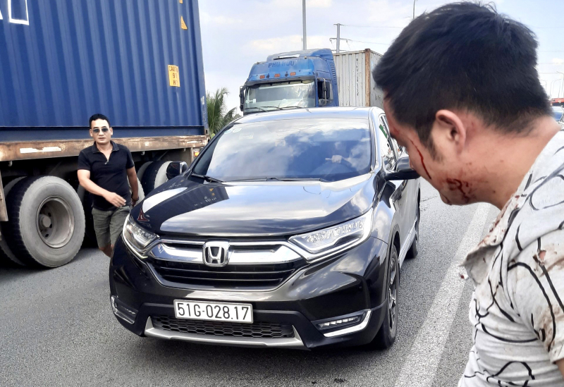 luu thong tren cao toc nguoi dan ong bat ngo bi chan danh bang dieu cay 2