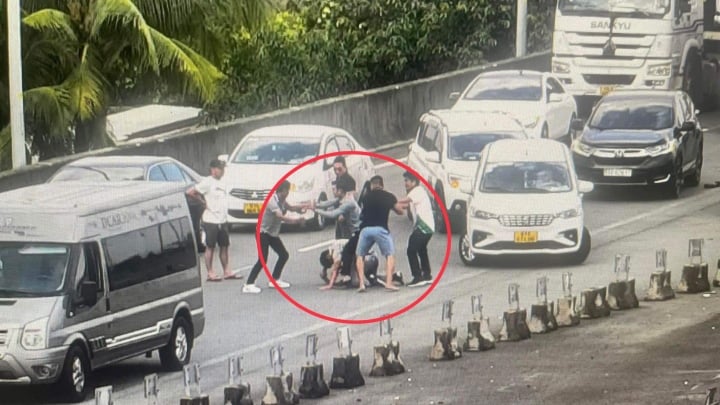 luu thong tren cao toc nguoi dan ong bat ngo bi chan danh bang dieu cay 4