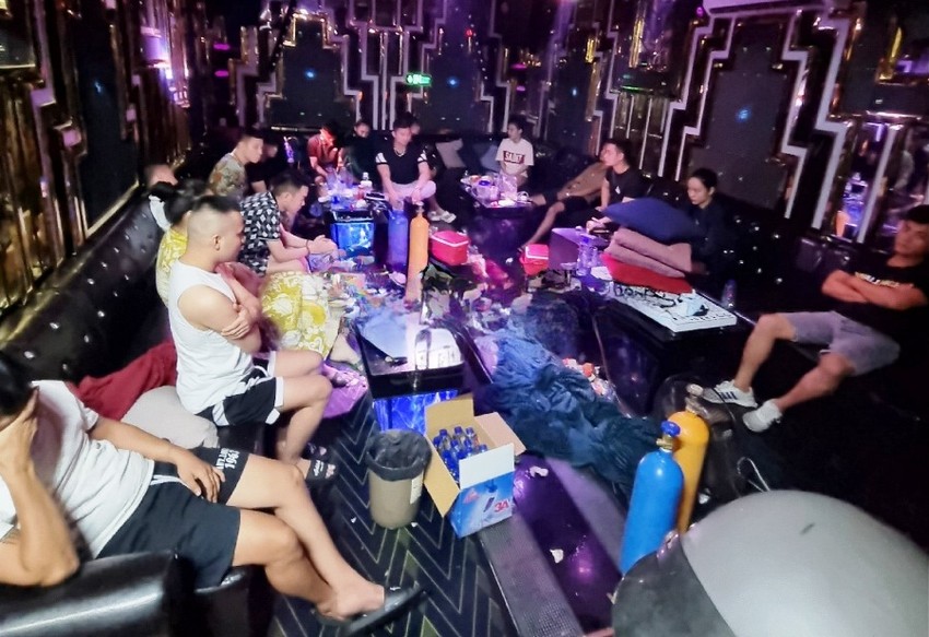 bat qua tang nhom doi tuong thac loan to chuc tiec ma tuy trong quan karaoke 1 bat qua tang nhom doi tuong thac loan to chuc tiec ma tuy trong quan karaoke 1