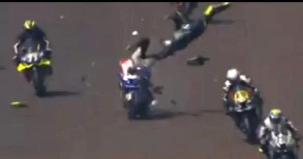 va cham tren duong dua moto 1000 gp hai tay dua tu nan 2 va cham tren duong dua moto 1000 gp hai tay dua tu nan 2