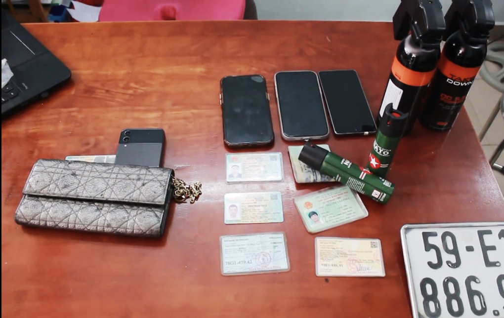 bat giu nam thanh nien cuop giat tai san mang theo binh xit hoi cay o tphcm 1 bat giu nam thanh nien cuop giat tai san mang theo binh xit hoi cay o tphcm 1