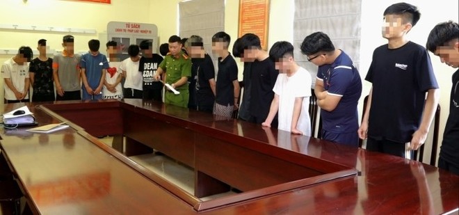 bat giu nhom quai xe thanh thieu nien lach lach cam kiem chem nguoi vo co